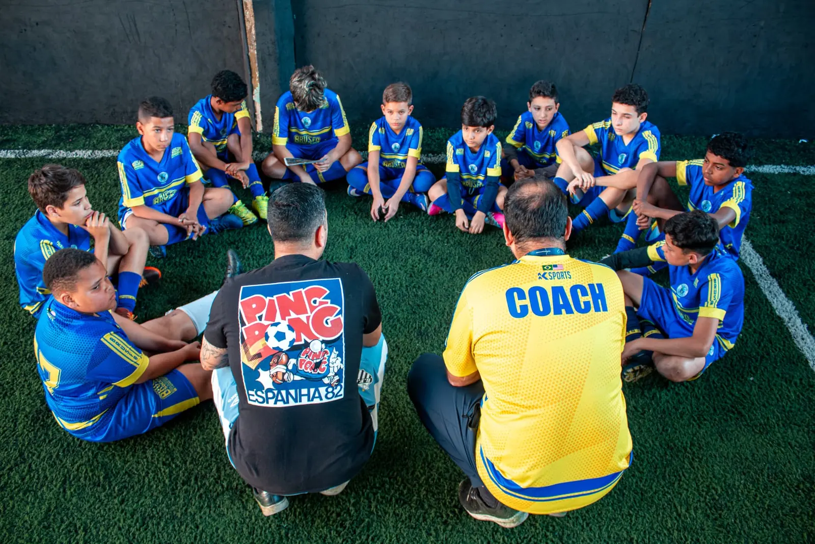Atletas da escolinha Brasil Gamer Futebol em campo